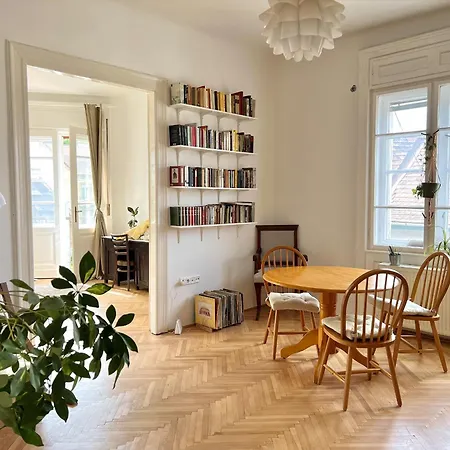 Cosy Little On Buda *